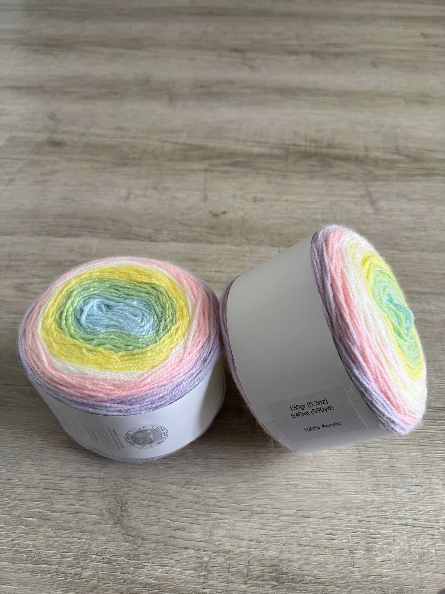 1x Lion Brand Yarn - Verkäuferin Jasmin