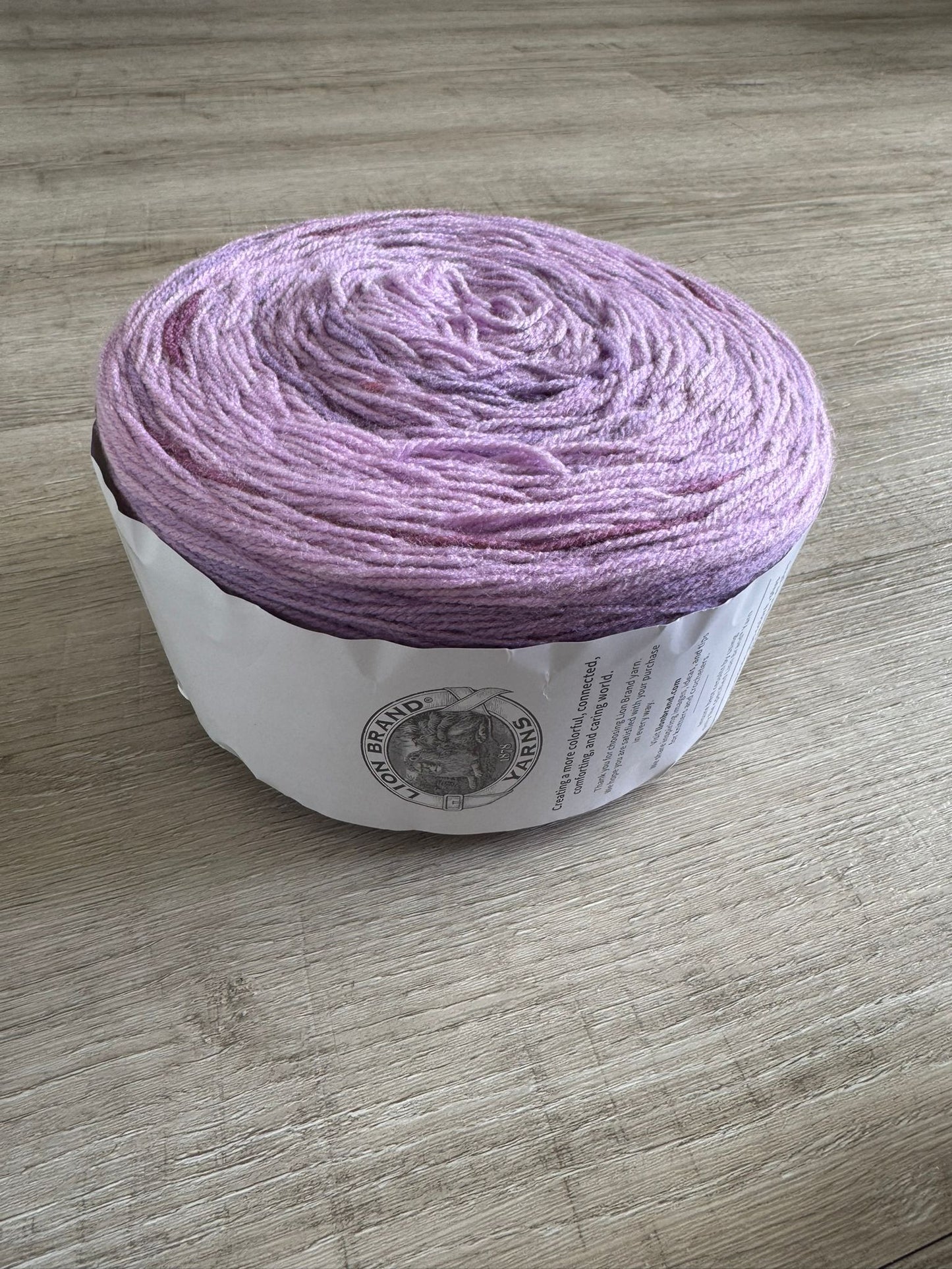 1x Lion Brand Yarn - Verkäuferin Jasmin