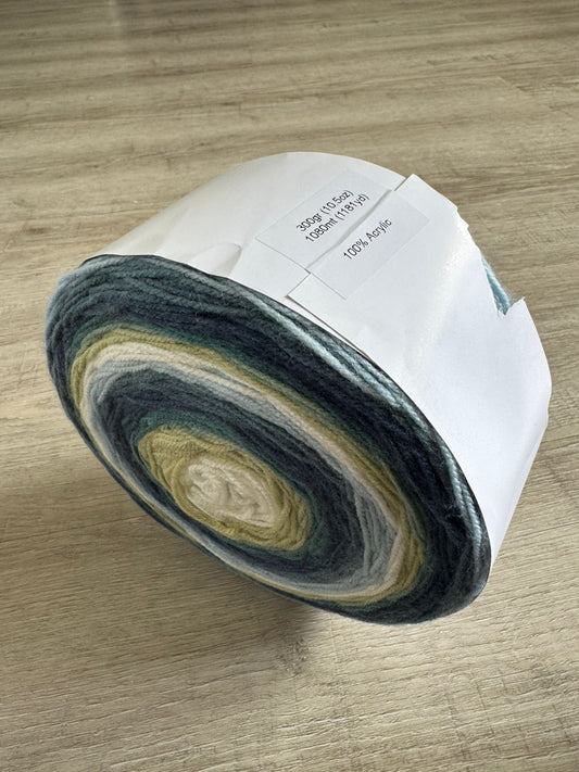 1x Lion Brand Yarn - Verkäuferin Jasmin