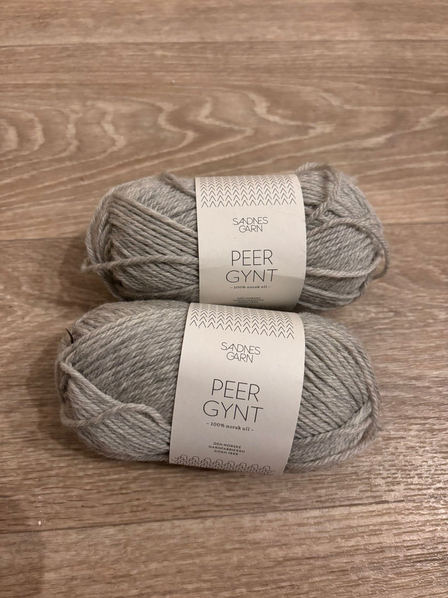 2x Sadnes Garn  Peer Gynt - Verkäuferin Julia