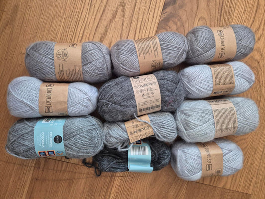11x Aldi und Tedi Acrylgarn mit Mohair Look - Verkäuferin Sarah